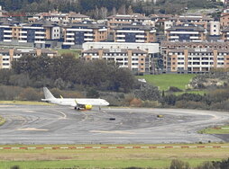 En la página anterior, imagen del Aeropuerto vizcaino con el municipio de Derio de fonfo. Sobre estas líneas, imagen de la charla organizada por Sukar Horia y Jauzi Ekosoziala.