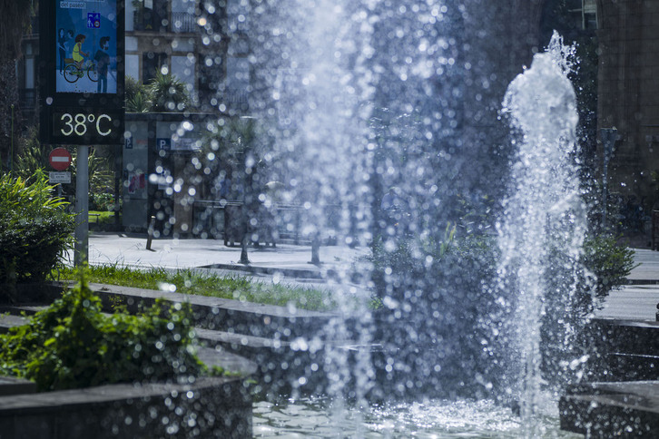 El termómetro marca 38 grados este domingo en Donostia.