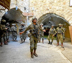Soldados israelíes, durante un operativo en Hebrón.