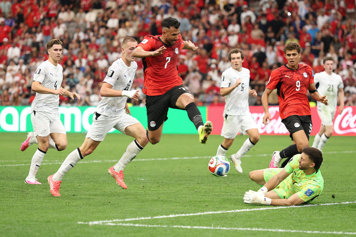 Crocombe evita que Trezeguet marque para Egipto.