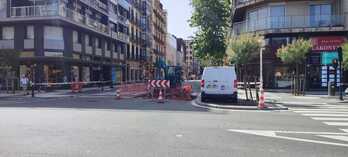 Dos operarios, uno dentro de la máquina y otro en el exterior, trabajan en la calle Urbieta sobre las 11.00 de este lunes, con los termómetros acercándose a los 35 grados..