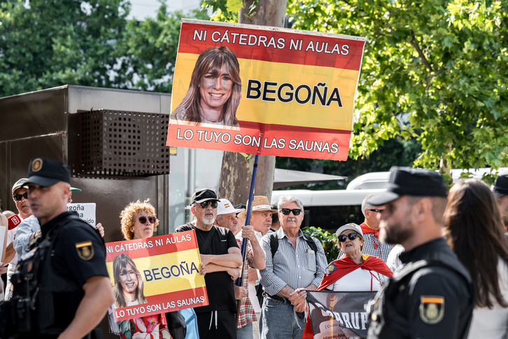 Carteles señalando a la esposa de Sánchez en una protesta ultra en Madrid.