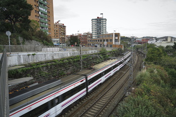 Tren de cercanías de Renfe con Punta Zorrotza al fondo.