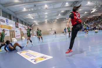 Imagen de un derbi entre Beti Onak y Bera Bera, que volverán a coincidir en Liga Guerreras.