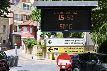 Un termómetro al sol marca 50 grados en Balmaseda este lunes.
