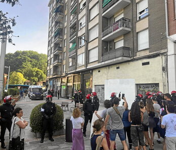 Movilización contra el desahucio previsto ayer en Galdakao.