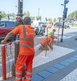 Trabajadores de la obra de pavimentación de la calle Urbieta de Donostia.