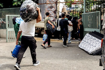   Libaneses desplazados preparan sus pertenencias para dejar la escuela donde se habían refugiado en Beirut y volver al sur de Líbano.
