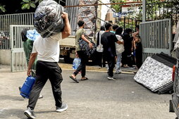 Libaneses desplazados preparan sus pertenencias para dejar la escuela donde se habían refugiado en Beirut y volver al sur de Líbano.