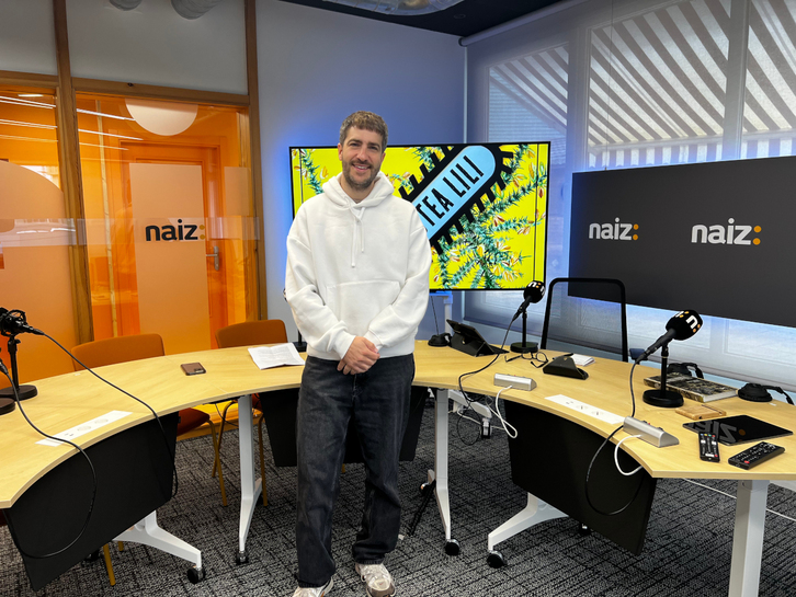 Iñigo Etxezarreta NAIZ Irratiko estudio nagusian