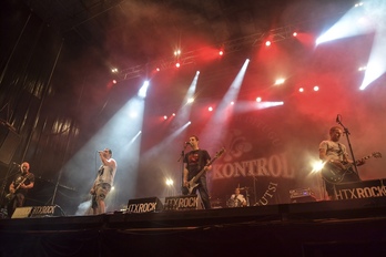 Des-kontrol taldea, oholtza gainean, Hatortxu Rock jaialdian.