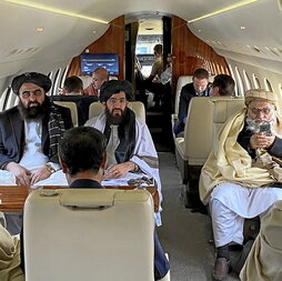 Imagen de 2022 que muestra Abdul Qahar Balkhi (centro) en un avión antes de partir hacia Oslo.