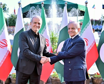 El primer ministro de Pakistán, Muhamad Shehbaz Sharif, saluda al presidente de Irán, Masoud Pezeshkian.