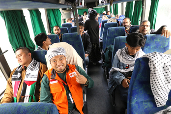 Miembros de la Caravana Global Sumud Land, en uno de los autobuses, al salir de Trípoli, el pasado 15 de mayo.