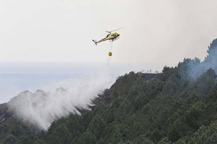 Un helicóptero en labores de extinción.