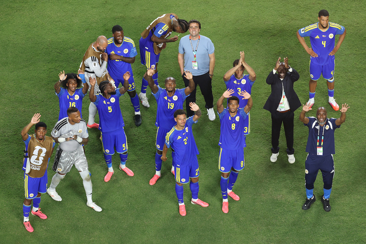 Los jugadores de Curazao, entre ellos el guardameta y protagonista Eloy Room, saludan a los aficionados tras empatar con Ecuador. 