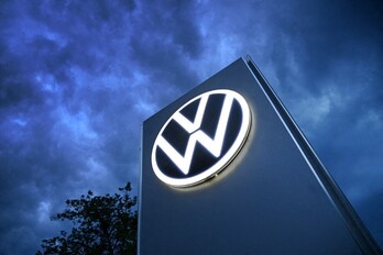 El logotipo de Volkswagen en una estela, contra un cielo oscuro, como los tiempos que corren para el gigante de automóvil.