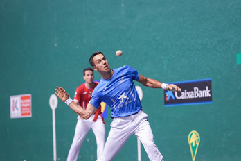 Zabala se dispone a golpear de aire a la pelota con Darío acechándole.