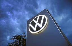El logotipo de Volkswagen en una estela, contra un cielo oscuro, como los tiempos que corren para el gigante de automóvil.