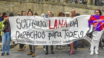 En la otra página, concentración a favor de las mujeres que ejercen la prostitución en 2024 en Gasteiz. Al lado, carteles abolicionistas el 8M de 2023 en Bilbo.