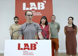 LAB sindikatuak atzo egindako agerraldia, Bilboko egoitzan.