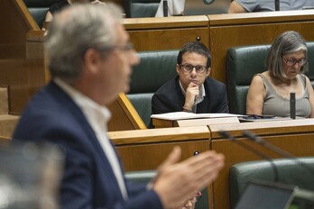 Pello Otxandiano escucha la intervención de Markel Olano. Ambos han destacado la importancia del acuerdo.