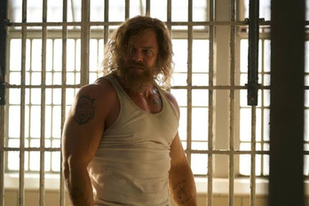  John Miller (Alan Ritchson) protagonista de ‘Motor City’