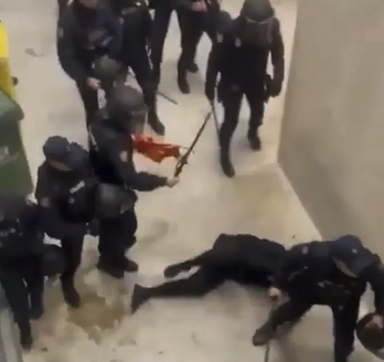 Carga policial en el interior de El Sadar.