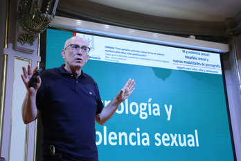 El sociólogo Lluís Ballester durante las jornadas organizadas por Emakunde.