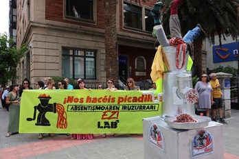 Movilización de LAB en Bilbo contra el discurso de la patronal sobre el absentismo.