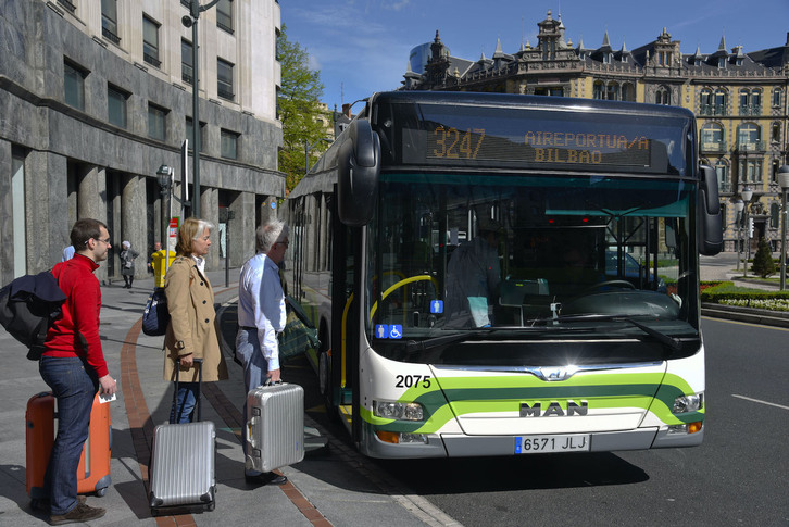 Viajeros junto al Bizkaibus de la línea 3247 que comunica Bilbo con Loiu.