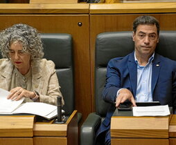 La consejera de Cultura y Política Ligüística y el lehendakari, durante el pleno.