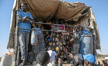 Goiko argazkian, Sudango herritarrak beren herrietatik martxa egin beharrean.