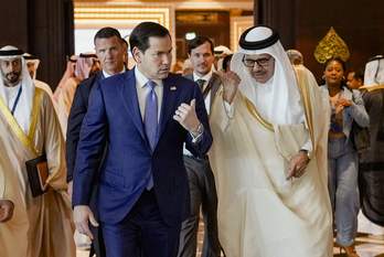  El secretario de Estado de EEUU, Marco Rubio, con el ministro de Exteriores de Bahrein y jefe del CCG, Abdulatif bin Rashid al-Zayani.