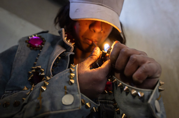 Una joven consume crack en pipa en Frankfurt (Alemania).