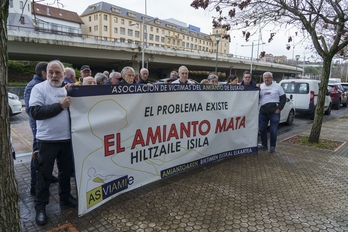 Concentración de Asviami para denunciar la muerte de un trabajador por amianto.