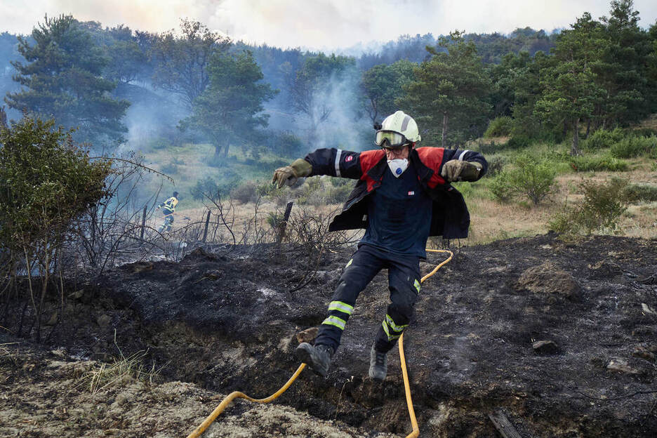 Un bombero en la zona ya calcinada.