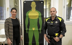 Imagen de la presentación, en 2023, de la dotación del Ayuntamiento de Santurtzi de pistolas táser a sus policías locales.