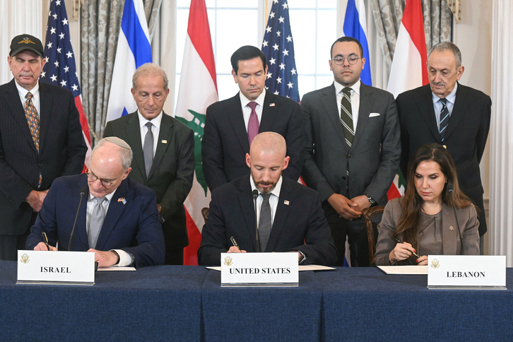 Los embajadores de Israel (izquierda) y el Líbano (derecha), junto al jefe de gabinete del Departamento de Estado en la firma de este viernes.