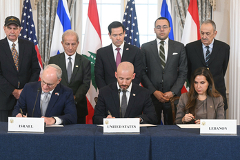 Los embajadores de Israel (izquierda) y el Líbano (derecha), junto al jefe de gabinete del Departamento de Estado en la firma de este viernes.