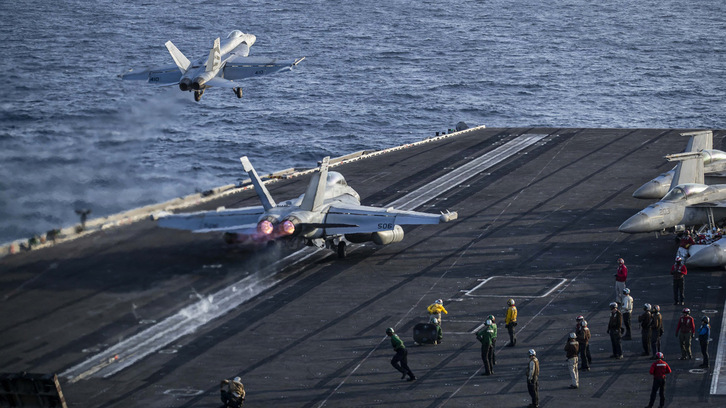 Aviones despegando del portaviones USS Abraham Lincoln.