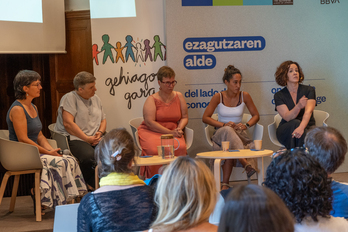 Ezker-eskuin, Nere Erkiaga, Nekane Martiarena, Naroa Martinez, Ainhoa Muñoz eta Bakarne Mendiola, amaierako mahai-inguruan.