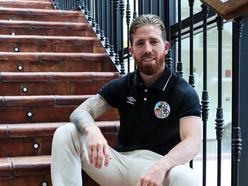 Iker Muniain posando con el escudo del Salamanca.