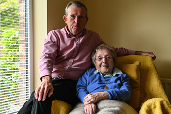 Carmen Cid junto a su hijo, Luis Eckersley, en su casa de Carlisle.