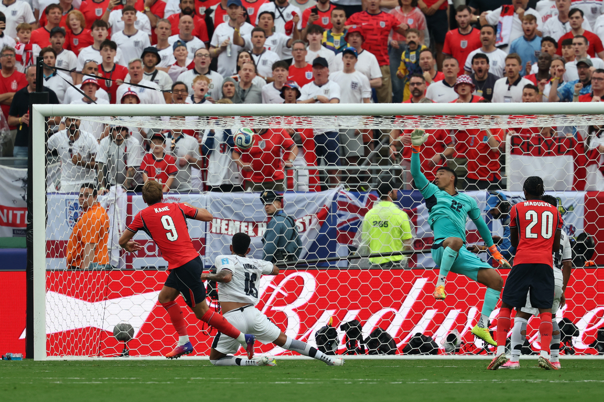 Kabe cabecea el 0-2, que le convierte en el máximo goleador inglés en los Mundiales, con once tantos. (Franck Fife/AFP)