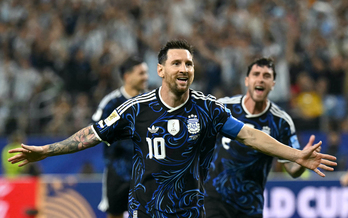 Messi celebra el gol de Argentina a Jordania.