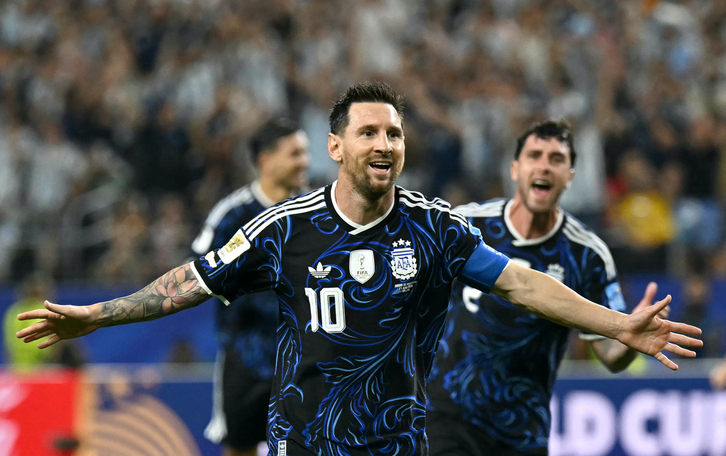 Messi celebra el gol de Argentina a Jordania.