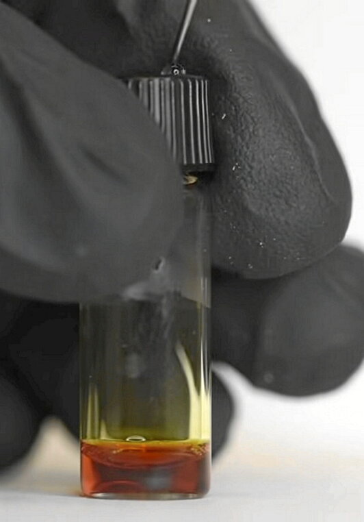 El material se presenta inicialmente como un líquido amarillo, que se transforma en gel cuando la luz incide en él y en ese estado actúa como una batería.
