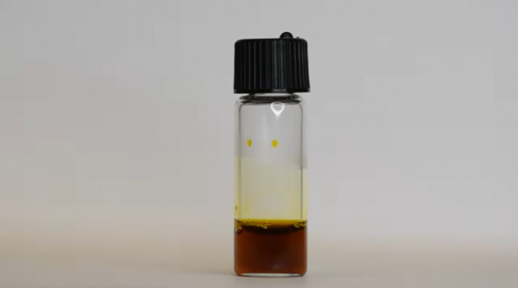El material se presenta inicialmente como un líquido amarillo, que se transforma en gel cuando la luz incide en él y en ese estado actúa como una batería.