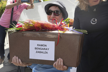 Maite Bengaray recoge los restos de su abuelo Ramón, fusilado por los franquistas en agosto de 1936.